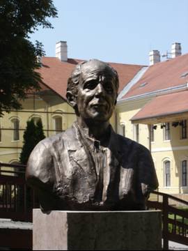 Selye János bronzszobra Selye János bronzszobra
